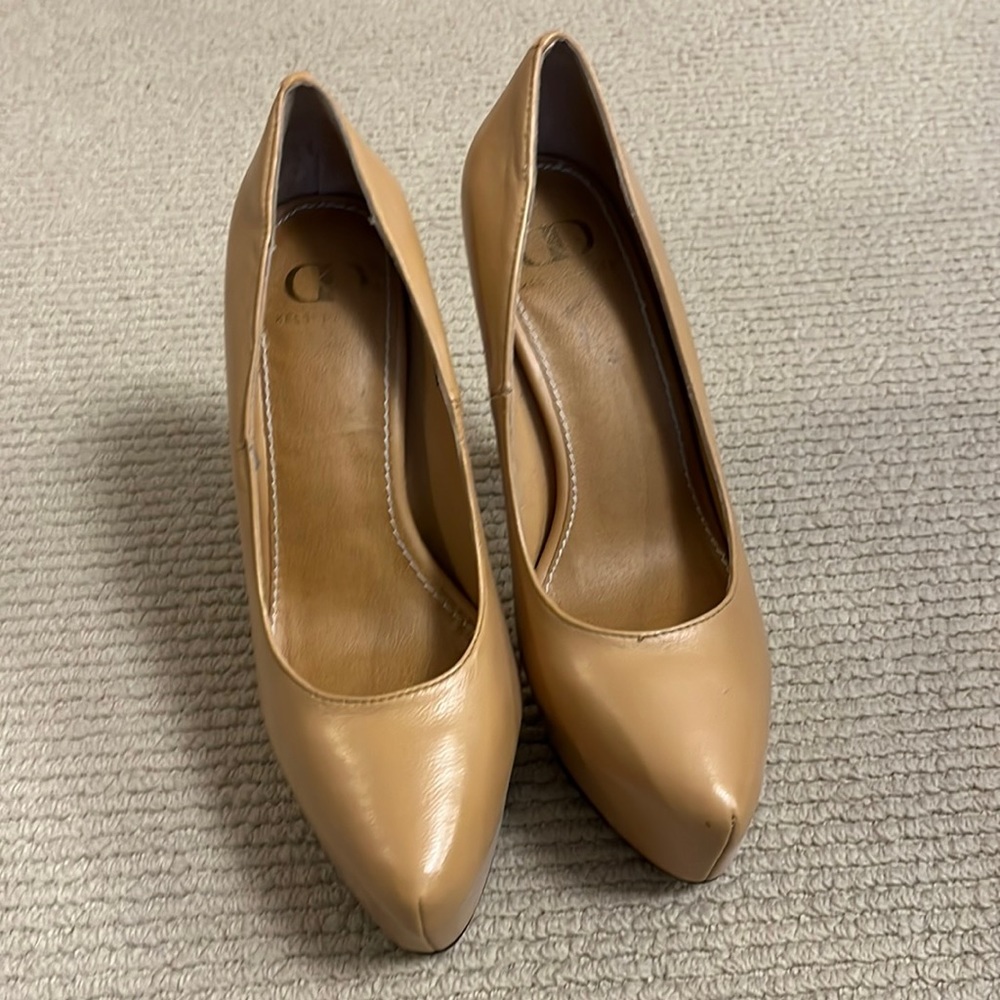 Kelsi Dagger tan leather heels.